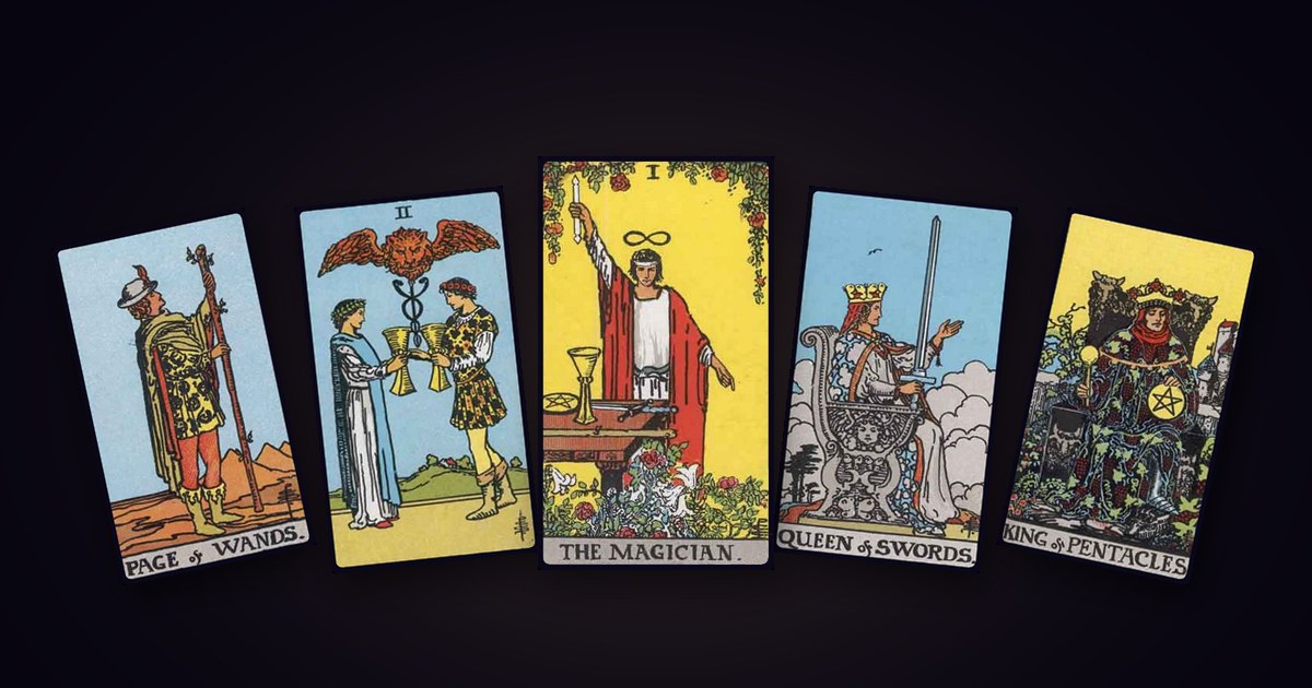 Cinco cartas do tarot Rider-Waite lado a lado, em arco, sobre fundo escuro, com O Mago no centro, entre o Pajem de Paus, o Dois de Copas, a Rainha de Espadas e o Rei de Ouros.